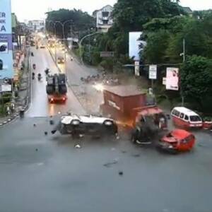 В Индонезии грузовик протаранил десятки авто: погибли 19 человек