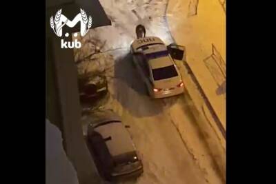 Вы за что задерживаете Санька?!: В Краснодаре женщина вступила в конфликт с полицейскими