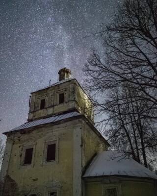 Одинокая церквушка попала в объектив фотографа в Псковской области
