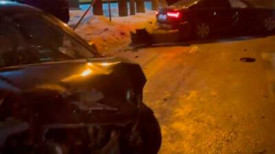 Два водителя пострадали в ночном ДТП у воронежского вуза: появилось видео