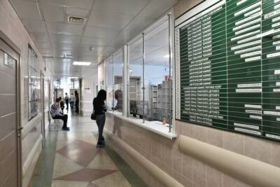 В Петербурге из-за "омикрона" приостановлена плановая медпомощь в поликлиниках