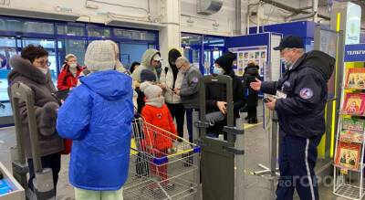 Как прошел первый день ограничений в гипермаркетах: возмущенные чебоксарцы и очереди на входе