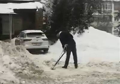 В Рязани засняли, как мужчина с костылем расчищает дорогу от снега
