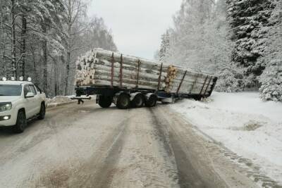 На дороге Карелии ограничено движение транспорта: ее частично перекрыл лесовоз