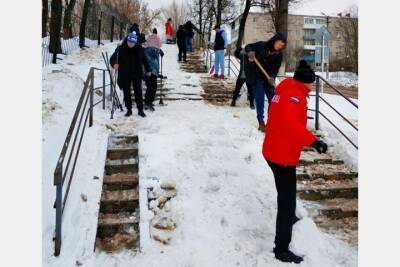 Смоленские чиновники помогают убирать снег