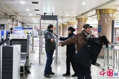 В преддверии Олимпиады власти Пекина ужесточают досмотр в метро