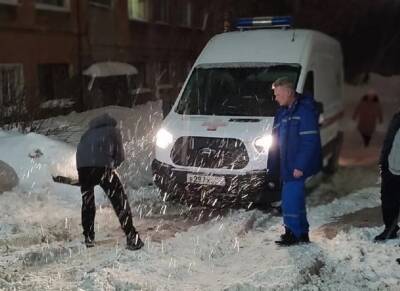 В Удмуртии неравнодушные жители помогли вытолкать застрявшую в снегу скорую помощь (ВИДЕО)