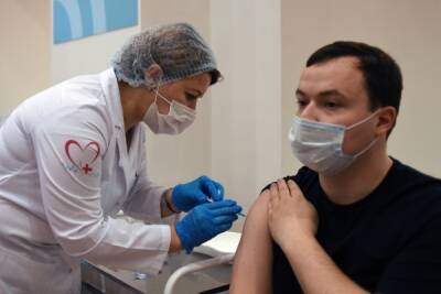 Инфекционист Никифоров назвал бредовым вакцинирование от COVID-19 каждые три месяца