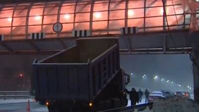 Грузовик с поднятым кузовом снес пешеходный мост в Подмосковье