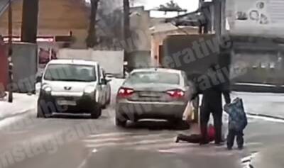 В Киеве сбили ребенка прямо на переходе, момент попал на видео: "От удара упал"