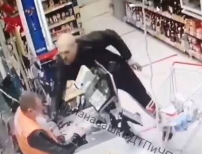 Видео: покупатель отправил банку сметаны в голову сотрудника магазина из-за просьбы надеть маску