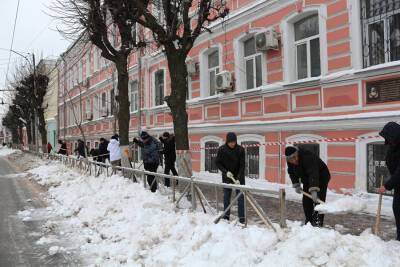 Депутаты и сотрудники областной Думы помогают убирать снег в Рязани