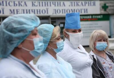 В Украине медикам подняли зарплату, но переводят на полставки