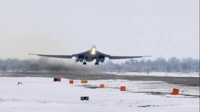 Два «Белых лебедя» Ту-160 отработали дозаправку в воздухе