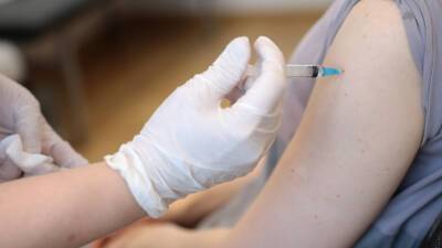 Первую партию вакцины от COVID для подростков ожидают в Петербурге в воскресенье