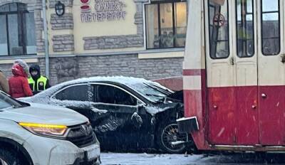 «На снегу кровь»: иномарка влетела в трамвай в Петербурге — видео