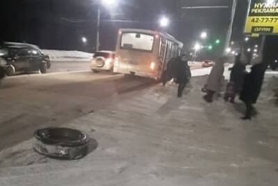В Ярославле автобус потерял колесо на ходу
