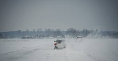 Из-за гололедицы и снега затруднено движение в окрестностях Риги и Бауски
