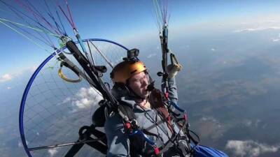 Американец взлетел более чем на 5 км в небо на парашюте с пропеллером (видео)