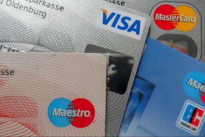 Фискалы начнут проверку банковских карт украинцев: кого обяжут заплатить налог