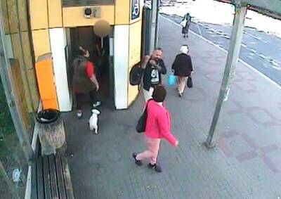 В Праге неизвестный угрожал ножом пассажирке лифта: видео
