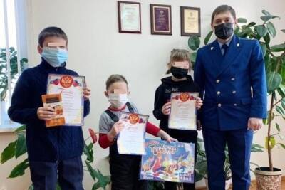 Прокуратура Кяхтинского района Бурятии провела конкурс для школьников