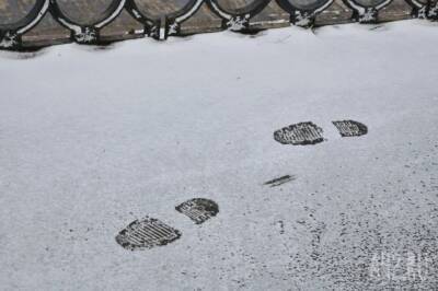 «Завалили все качели»: кемеровчане пожаловались на коммунальщиков, засыпавших снегом детскую площадку