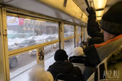 Кузбассовцам напомнили, что оплатить проезд в общественном транспорте можно тремя способами. В чём разница?