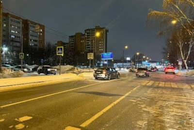 В Казани под колеса попал малыш, которого везли через дорогу на санках