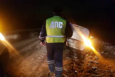 Автомобиль в Карелии застрял в рыхлом снегу, помогли сотрудники ДПС