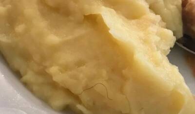 В Башкирии ученики показали картофельное пюре с волосами в школьной столовой