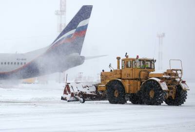 В московских аэропортах из-за снегопада отменены десятки рейсов