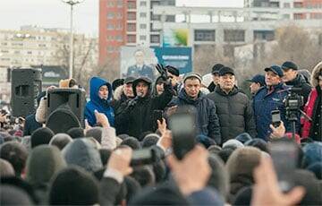 «Мы протестовали мирно, но в какой-то момент подъехала группа молодых ребят — и начала бить машины и стекла» - charter97.org - Казахстан - Белоруссия - Алма-Ата