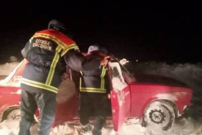 В Саратовской области несколько человек застряли в снежных заносах на дорогах