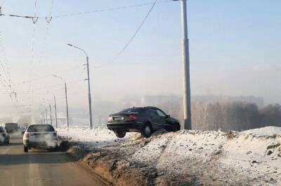 Mercedes вылетел с Октябрьского моста в Новосибирске
