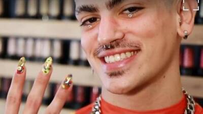 Новая мода у мужчин в Израиле: ногти с цветным лаком