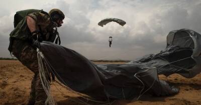 Раскроется в 152 м над землей. Армия США тестирует новые запасные парашюты для десанта - focus.ua - США - Украина - Греция - шт. Массачусетс