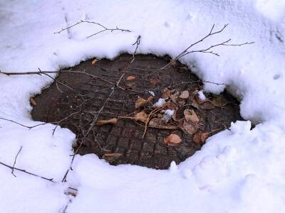 Под Воронежем подросток провалился в скрытый под снегом люк