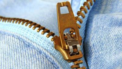 Инструменты найдутся под рукой: как самостоятельно починить молнию на одежде