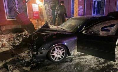 В Тюменской области водитель Mercedes Benz устроил погоню от ГИБДД и попал в реанимацию