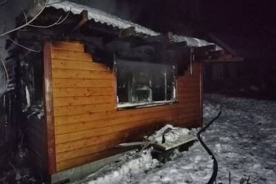 Вчера вечером в деревне Котиково смоленские пожарные тушили летний домик