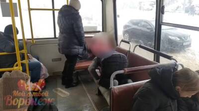 В Воронеже маршрутчик остановил автобус ради намаза: появилось видео