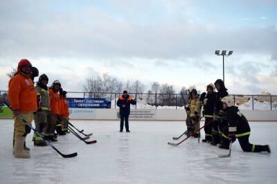 Новгородские пожарные организовали хоккейный турнир на валенках