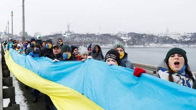 В Киеве растянули 500-метровый украинский флаг в честь Дня соборности