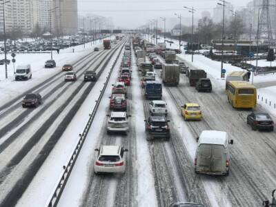 Киев застрял в пробках из-за снегопада