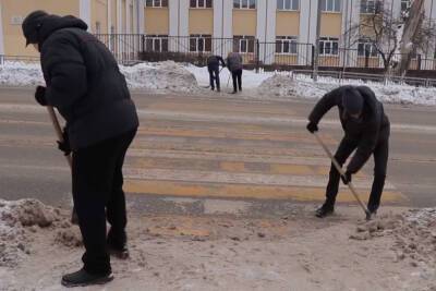 В Смоленске к уборке снега с улиц подключились волонтеры