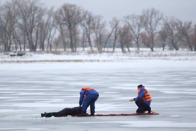 Астраханские пожарные спасли провалившегося под лед рыбака
