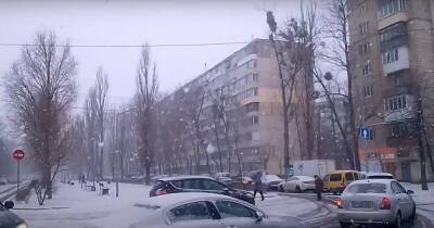 Сильный снегопад обрушился на Киев: дороги сковали пробки (видео)