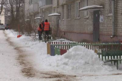 В Смоленске коммунальщики организовали мобильные бригады по уборке снега