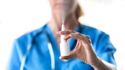 «Подсаживаетесь быстрее, чем на наркотики»: врач рассказал об опасности капель для носа